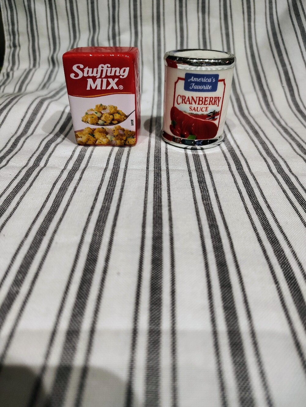 Cracker Barrel Thanksgiving Cranberry Sauce And Stuffing Salt And Pepper Shakers